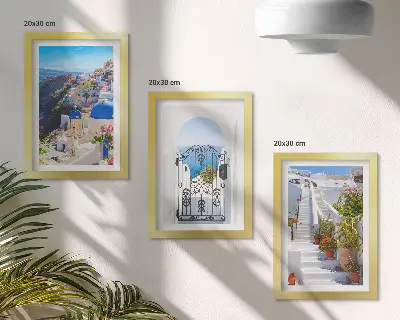 Set van ingelijste schilderijen met uitzichten op Santorini en de Griekse architectuur van Oia