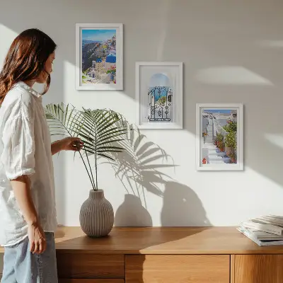 Set van ingelijste schilderijen met uitzichten op Santorini en de Griekse architectuur van Oia