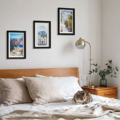Set van ingelijste schilderijen met uitzichten op Santorini en de Griekse architectuur van Oia