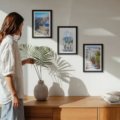 Set van ingelijste schilderijen met uitzichten op Santorini en de Griekse architectuur van Oia
