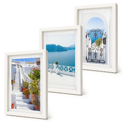 Gallery wall Witte trap met planten, uitzicht op zee en poort.