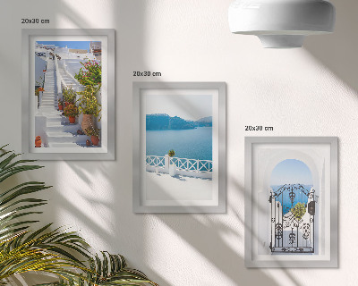 Gallery wall Witte trap met planten, uitzicht op zee en poort.