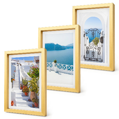 Gallery wall Witte trap met planten, uitzicht op zee en poort.