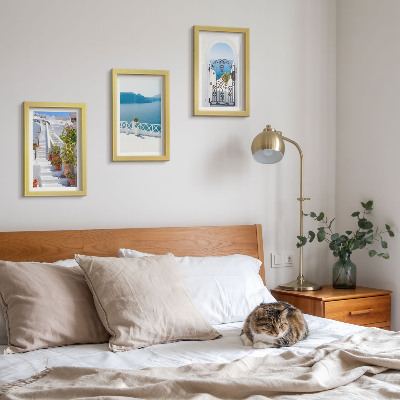 Gallery wall Witte trap met planten, uitzicht op zee en poort.