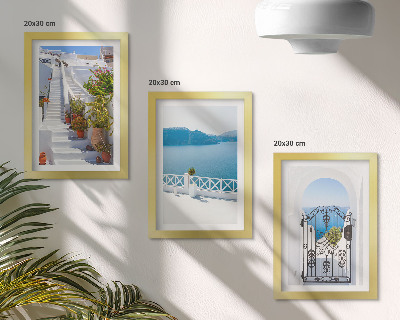Gallery wall Witte trap met planten, uitzicht op zee en poort.