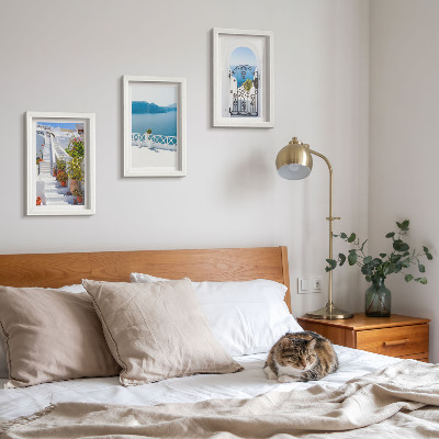 Gallery wall Witte trap met planten, uitzicht op zee en poort.