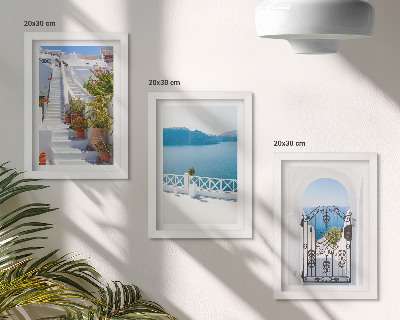 Gallery wall Witte trap met planten, uitzicht op zee en poort.