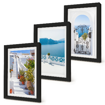 Gallery wall Witte trap met planten, uitzicht op zee en poort.