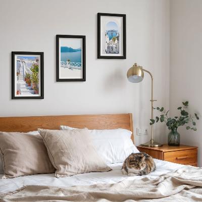 Gallery wall Witte trap met planten, uitzicht op zee en poort.
