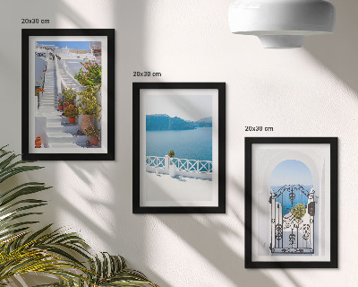 Gallery wall Witte trap met planten, uitzicht op zee en poort.