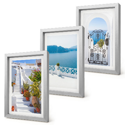 Gallery wall Witte trap met planten, uitzicht op zee en poort.