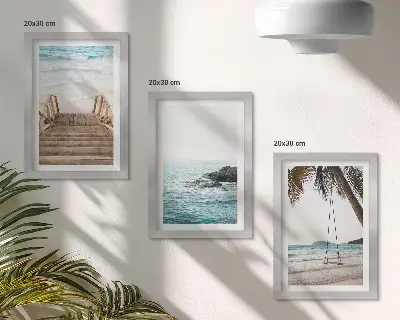 Set van ingelijste schilderijen met een trap naar het strand, uitzicht op zee en een schommel tussen palmbomen