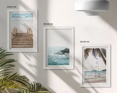 Set van ingelijste schilderijen met een trap naar het strand, uitzicht op zee en een schommel tussen palmbomen