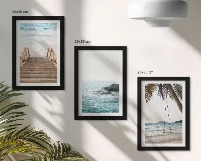 Set van ingelijste schilderijen met een trap naar het strand, uitzicht op zee en een schommel tussen palmbomen