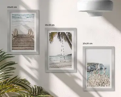 Gallery wall Strand met houten trap en een schommel aan zee