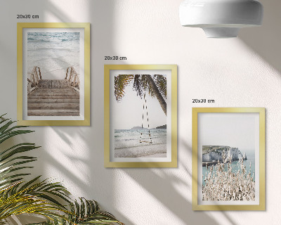 Gallery wall Strand met houten trap en een schommel aan zee