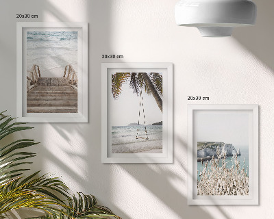 Gallery wall Strand met houten trap en een schommel aan zee