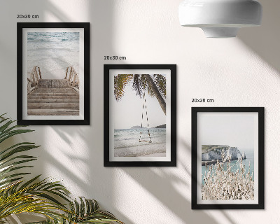 Gallery wall Strand met houten trap en een schommel aan zee