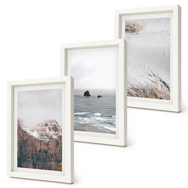 Set ingelijste schilderijen met bergen, wolken, zee en zand in natuurlijke tinten