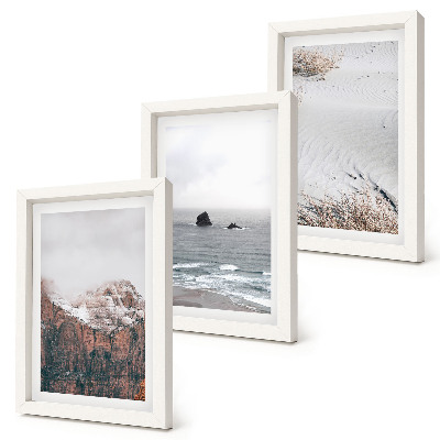 Set van ingelijste schilderijen Bergen, wolken, zee en zand in natuurlijke tinten.