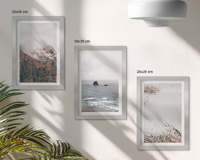 Set van ingelijste schilderijen Bergen, wolken, zee en zand in natuurlijke tinten.