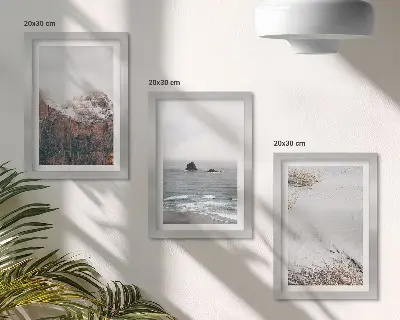 Set ingelijste schilderijen met bergen, wolken, zee en zand in natuurlijke tinten