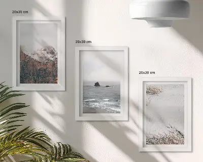 Set ingelijste schilderijen met bergen, wolken, zee en zand in natuurlijke tinten