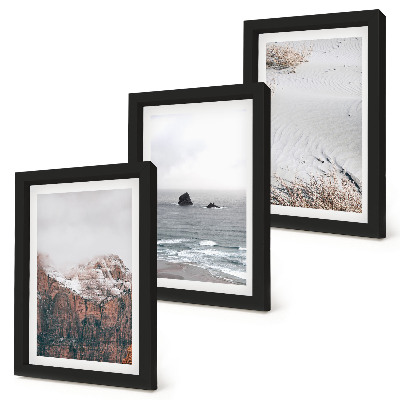 Set van ingelijste schilderijen Bergen, wolken, zee en zand in natuurlijke tinten.