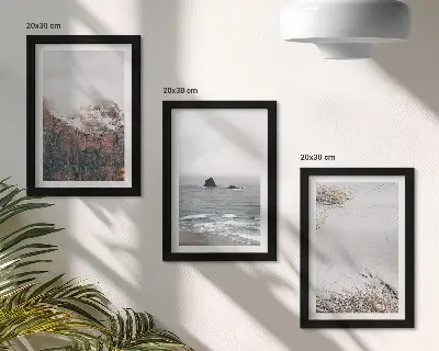 Set ingelijste schilderijen met bergen, wolken, zee en zand in natuurlijke tinten
