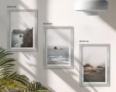 Set van ingelijste schilderijen met berg- en zeelandschappen vol wolken en bossen