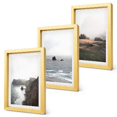 Set van ingelijste schilderijen met berg- en zeelandschappen vol wolken en bossen