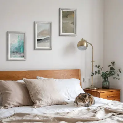 Gallery wall met geschilderde abstracte minimalistische decoraties