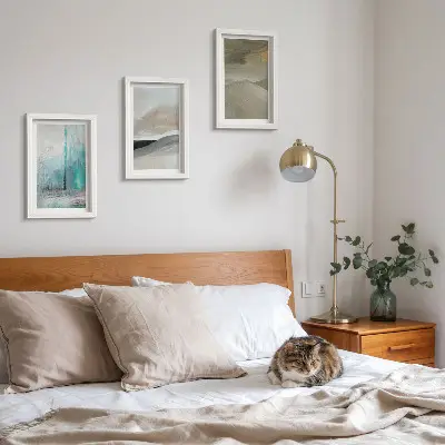 Gallery wall met geschilderde abstracte minimalistische decoraties