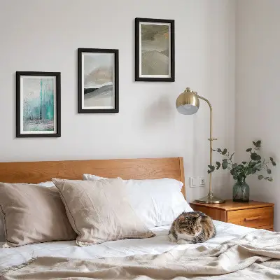 Gallery wall met geschilderde abstracte minimalistische decoraties