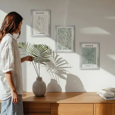 Gallery wall met lijnen en plantmotieven in een minimalistische stijl