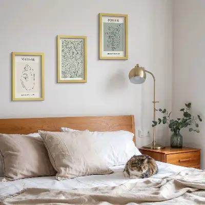 Gallery wall met lijnen en plantmotieven in een minimalistische stijl