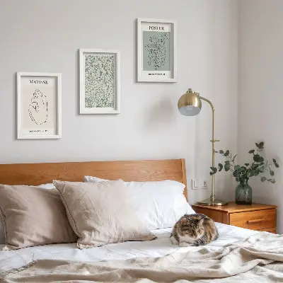 Gallery wall met lijnen en plantmotieven in een minimalistische stijl