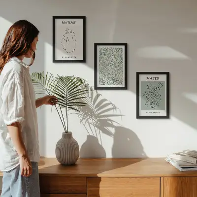 Gallery wall met lijnen en plantmotieven in een minimalistische stijl