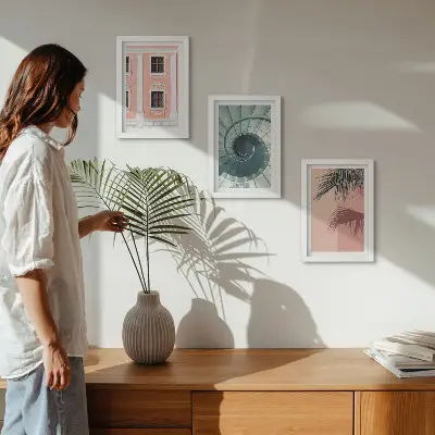 Set van ingelijste schilderijen met architectuur in pasteltinten en spiraalpatronen
