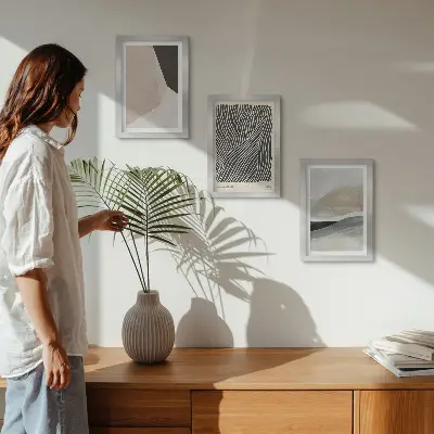 Gallery wall met abstracte patronen in beige en grijze tinten
