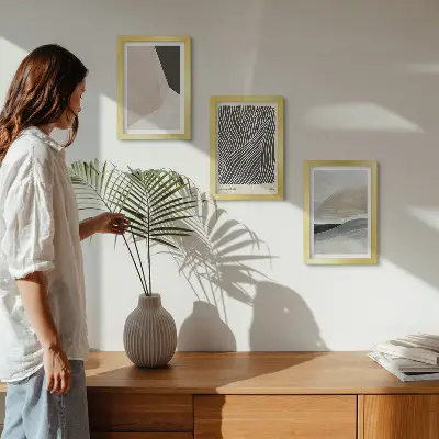 Gallery wall met abstracte patronen in beige en grijze tinten