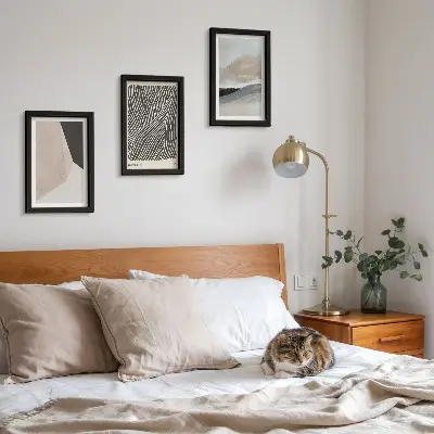 Gallery wall met abstracte patronen in beige en grijze tinten