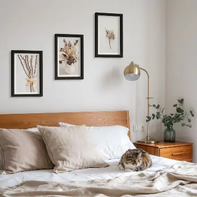 Set van ingelijste schilderijen met bloemen en takken in een minimalistische, natuurlijke stijl