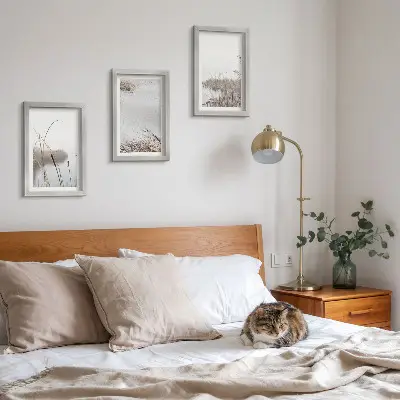Gallery wall met delicate zomerse uitzichten op waterplanten