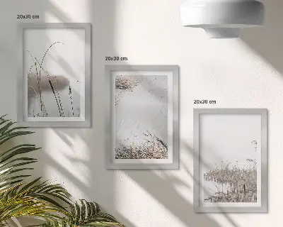 Gallery wall met delicate zomerse uitzichten op waterplanten