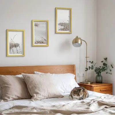 Gallery wall met delicate zomerse uitzichten op waterplanten