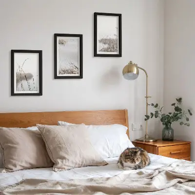 Gallery wall met delicate zomerse uitzichten op waterplanten