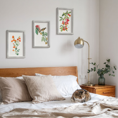 Gallery wall Geschilderde retrobloemen en een vogel op een tak.
