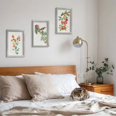 Gallery wall met geschilderde retrobloemen en een vogel op een tak