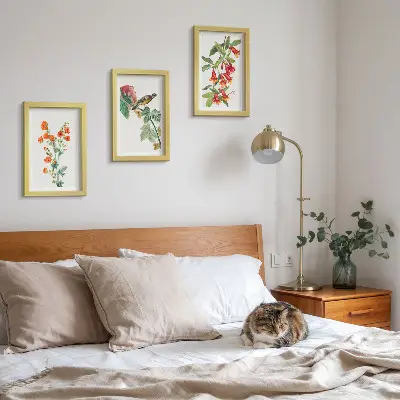 Gallery wall met geschilderde retrobloemen en een vogel op een tak